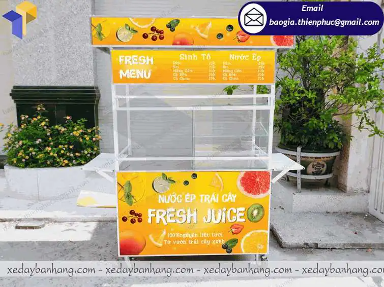 Quầy sắt bán nước ép trái cây thiết kế tone vàng bắt mắt